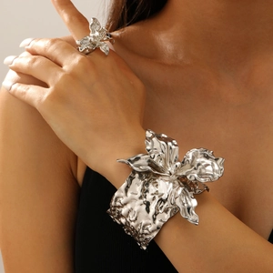 Set bracciale e anello a fiore irregolare in metallo liquido con texture increspata