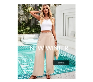 Détail de la taille haute froncée sur le pantalon large abricot pour tenue d'été