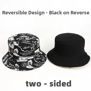Détail d'un bob réversible avec imprimé BD noir et blanc et face noire unie classique