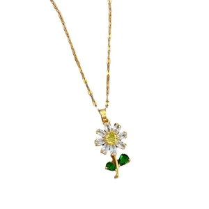 Collier élégant en titane doré avec pendentif marguerite en zircons blancs et jaunes brillants