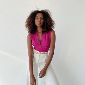 Dettaglio di un body senza maniche rosa rosso con scollo a V e bordo in pizzo da donna