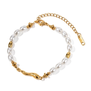 Elegantes 18k vergoldetes Edelstahl-Perlenarmband mit unregelmäßigen Metallanhängern