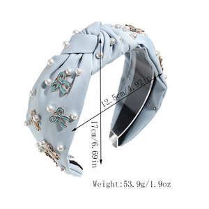 Detailed size chart of a blue knotted headband with pearls and bow charm in centimeters