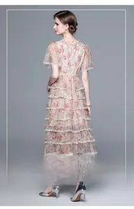 Vue arrière d'une robe en mesh fleurie avec détail de jupe à volants étagés