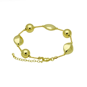 Dettaglio del bracciale di perline placcato oro 18k con perle tonde e chiusura a moschettone