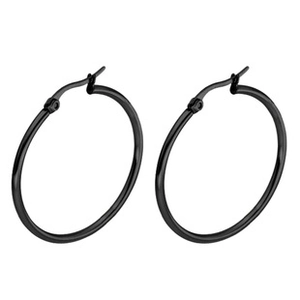 Détail de grandes créoles noires minimalistes avec finition polie et fermoir sécurisé