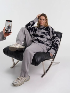 Lässiges Strickset mit grau-schwarzem Batik-Tarnmuster und modernen Riss-Details für Damen