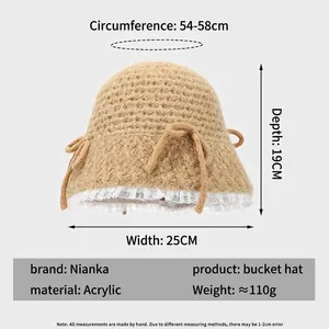 Cappello a secchiello in maglia con bordo in pizzo bianco e fiocco con tabella taglie