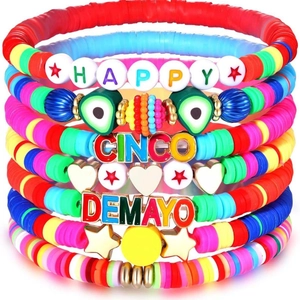 Buntes handgefertigtes Set aus Tonperlen-Armbändern mit Happy Cinco De Mayo Lettern