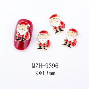 Detail von Weihnachtsmann 3D-Nagelkunst-Anhängern in 9x13mm auf roten festlichen Nägeln