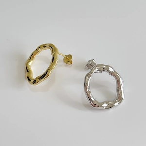Minimalist irregular wavy hoop earrings in silver and gold with S925 hallmark
