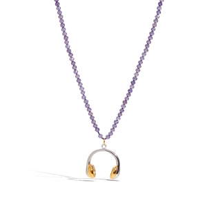 Detail der lila facettierten Perlenkette mit silber-goldenen Kopfhörer-Anhänger