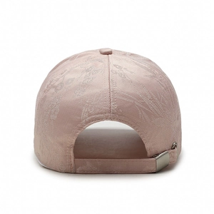 Rückansicht der rosa Seiden-Baseballkappe mit Blumenstickerei und verstellbarer Metallschnalle