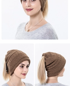 Detailansicht der braunen Strickmütze mit Wellenmuster und Öffnung für den Pferdeschwanz