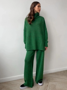 Details des grünen Strick-Hausanzugs mit Rollkragenpullover und weitem Hosenbein