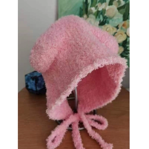 Vista dettagliata del cappello rosa con orecchie da orso e laccetti in morbida pelliccia