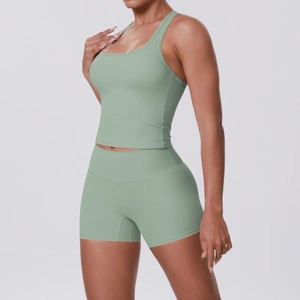 Détail de l'ensemble de sport vert sauge avec brassière dos nageur et short de fitness
