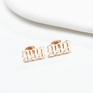 Ohrstecker aus roségoldenem Edelstahl mit Nummer 999 im minimalistischen Gothic-Design