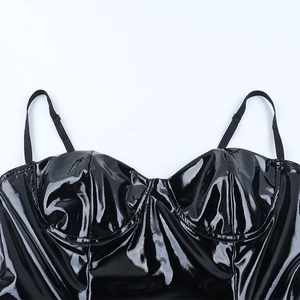 Detailaufnahme des schwarzen glänzenden Kunstleder-Tops mit schmalen Trägern und Cups