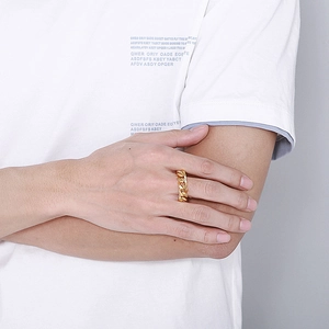 Vista dettagliata di un anello a catena dorato minimalista in stile hip-hop di tendenza