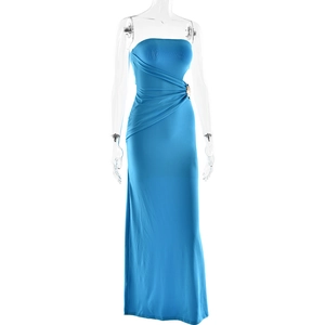 Détail du drapé latéral et de la boucle métallique sur cette robe longue bleue bustier