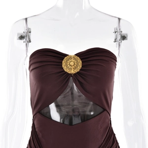 Détail d'une robe bandeau marron foncé avec anneau doré et découpe à la taille