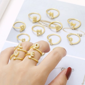 Verstelbare 18k vergulde ring met zirkonia steentjes en alfabetische letters