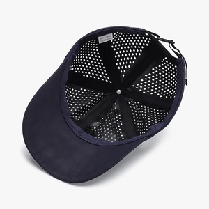 Casquette de baseball en mesh bleu marine respirant avec perforations et sangle réglable