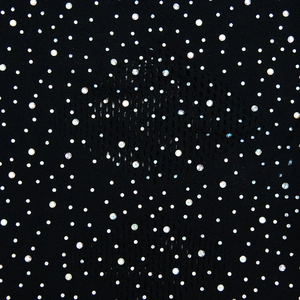 Gros plan sur tissu tricoté noir élastique avec strass argentés brillants et maille
