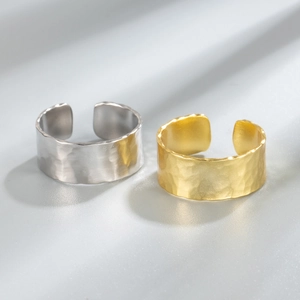 Anelli regolabili in argento S925 con texture martellata irregolare in oro e argento