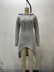 Détail d'une robe à capuche en maille côtelée grise avec ourlet irrégulier et cordon