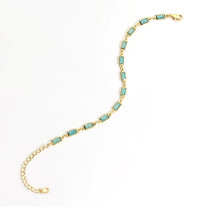 Détail du bracelet plaqué or avec pierres bleues rectangulaires et fermoir mousqueton