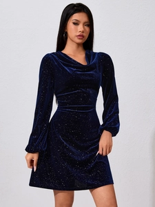 Mini robe en velours bleu foncé avec paillettes étoilées, manches longues et taille cintrée