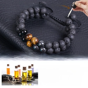 Dettaglio del bracciale intrecciato in pietra lavica e occhio di tigre con diffusore di oli