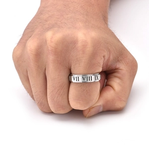 Détail de la bague rotative en acier inoxydable brossé avec chiffres romains