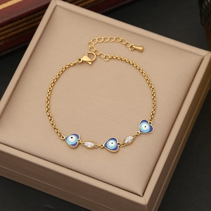 Elegantes goldenes Edelstahlarmband mit blauen Herz-Böse-Augen-Anhängern und weißen Zirkonia