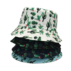 Vue détaillée de quatre chapeaux de soleil empilables à motif cactus pour l'extérieur