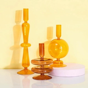Set di tre portacandele in vetro ambrato in varie forme geometriche artistiche