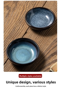 Dettaglio di piattini in ceramica blu smaltata su sfondo vintage in legno scuro