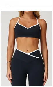 Detail eines schwarzen Yoga-Sets mit weißen Kontrastpaspeln und Cross-Waist-Leggings
