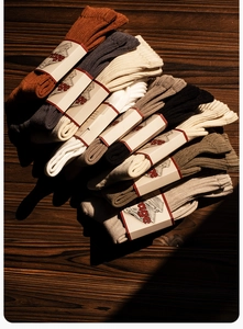 Détails de chaussettes en coton vintage montrant diverses couleurs et textures