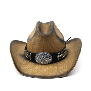 Detailansicht vom Stroh-Cowboyhut mit Punk-Nieten-Lederband und Strass-Schnalle