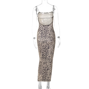 Detail der rückenfreien Rückseite und des Leopard-Musters an einem engen Maxikleid