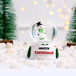 Vue détaillée de la boule de Noël bonhomme de neige avec socle Merry Christmas rouge