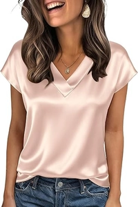 Detalle de la textura de satén brillante y cuello en V de la blusa elegante rosa champán