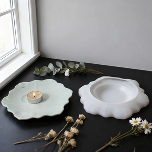 Vue détaillée des plateaux en forme de nénuphar vert menthe et blanc à bords festonnés