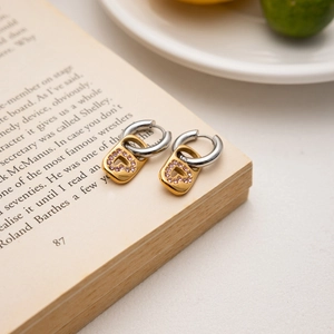 Boucles d'oreilles créoles bicolores dorées 18K avec cadenas cœur et strass rose