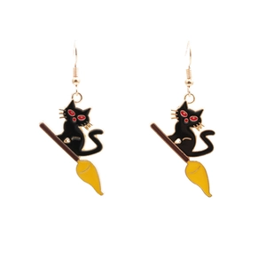 Boucles d'oreilles chat noir d'Halloween sur balai avec crochets dorés sur fond blanc