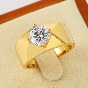 Détail d'une bague pour homme plaquée or avec grand solitaire et anneau géométrique