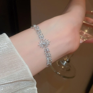 Gros plan du bracelet réglable en argent avec fleur en zircon et motif de feuille de blé